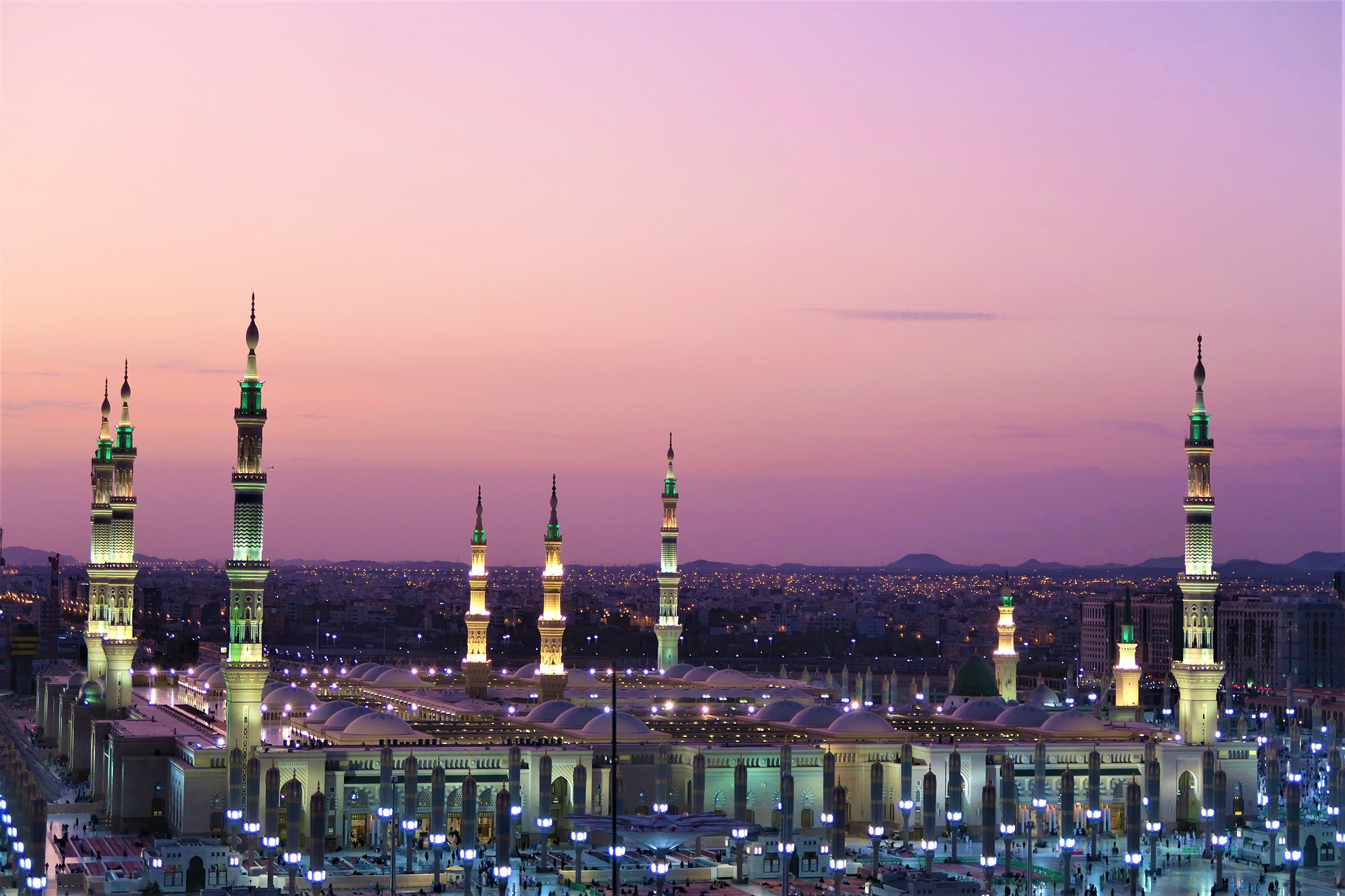 Al-Masjid al-Nabvi ‹Pravieša Mošeja› atrodas Madinas pilsētā. Tur arī ir Svētā Pravieša pēdējā atpūtas vieta (lai Viņam miers un Allāha svētība). Mošeja tiek uzskatīta par otro svētāko islāma svētvietu, ka arī ir viena no lielākajām mošejām pasaulē.